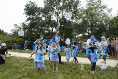 Photo du groupe d'enfants et animateurs habillés en bleu qui font des bulles de savon - Agrandir l'image 20 sur 24, fenêtre modale
