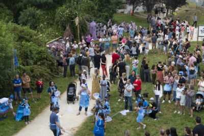 Photo de haut des groupes d'enfants en costumes et des parents réunis autour des différents groupes - Agrandir l'image 19 sur 24, fenêtre modale
