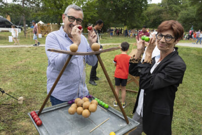 Photo du Maire Frédéric Parre et de l'élue Isabelle Meiffren autour d'un jeu en bois, tout sourires - Agrandir l'image 1 sur 24, fenêtre modale