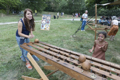 Photo paysage d'une femme et d'une petite fille qui jouent à un jeu de bois en plein air - Agrandir l'image 8 sur 24, fenêtre modale