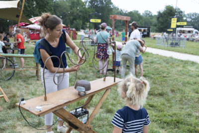 Photo paysage d'une femme et d'une petite fille qui jouent à un jeu en extérieur - Agrandir l'image 7 sur 24, fenêtre modale