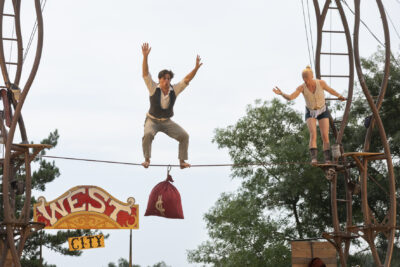 Photo paysage de deux acrobates funambules bras en l'air - Agrandir l'image 5 sur 24, fenêtre modale