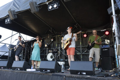 Photo d'un groupe sur scène en train de se produire - Agrandir l'image 16 sur 16, fenêtre modale