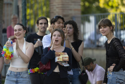 Photo paysage d'un groupe de jeunes qui encourage et applaudit - Agrandir l'image 13 sur 16, fenêtre modale