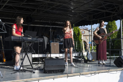 Photo d'un groupe sur scène de trois jeunes femmes - Agrandir l'image 15 sur 16, fenêtre modale