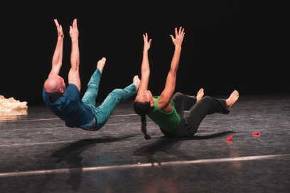 Des acrobates portant des tenues colorées se laissant tomber au sol, les mains et les pieds en l'air. - Agrandir l'image, fenêtre modale
