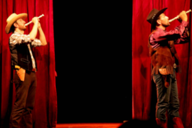 Deux hommes déguisés en cow-boys se tiennent sur une scène encadrée de rideaux rouge profond. Chacun porte un chapeau et un gilet de cow-boy, avec des étuis à la ceinture, évoquant un style classique du Far West. Face à face, ils jouent de la flûte à bec avec intensité, comme s'ils se livraient à un duel musical. Le projecteur met en valeur leurs costumes et leurs instruments, tandis que l'arrière-plan, sombre, concentre toute l'attention sur leur performance enjouée. La scène mêle théâtralité et humour, mêlant l'imagerie d'une confrontation à la touche inattendue des instruments à vent.