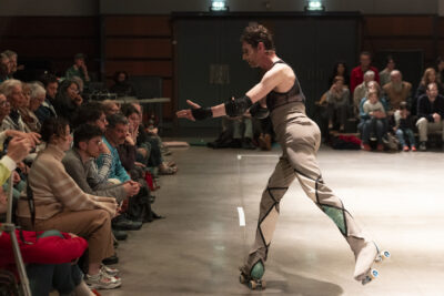 Mouvement gracieux de danse classique ... à rollers ! - Agrandir l'image 12 sur 14, fenêtre modale