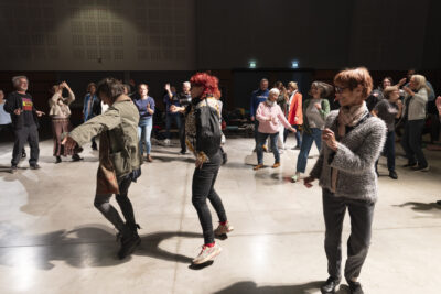 Tout sourire, le public du spectacle "Flip" a envahi la scène du Phare, où il est invité à danser librement. - Agrandir l'image 13 sur 14, fenêtre modale