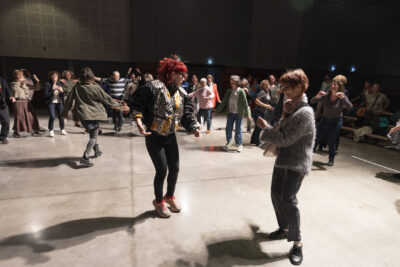 Tout sourire, le public du spectacle "Flip" a envahi la scène du Phare, où il est invité à danser librement. - Agrandir l'image 14 sur 14, fenêtre modale