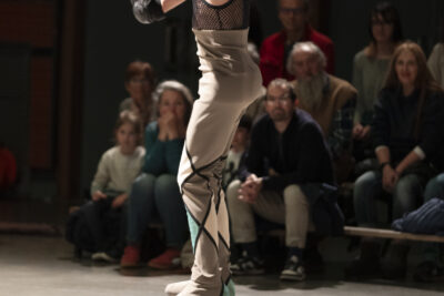 Saut debout du danseur à rollers sous le regard médusé du public en arrière-plan - Agrandir l'image 3 sur 14, fenêtre modale