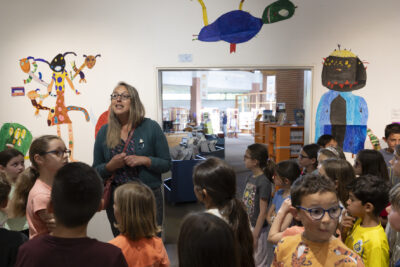 Affairés et attentifs les enfants envahissent la salle d'exposition tandis que l'artiste à l'origine de ce travail , cheveux blonds mi-longs et lunettes, s'adresse à eux en souriant. De sympathiques monstres s'affichent sur les murs de la salle. - Agrandir l'image 6 sur 13, fenêtre modale