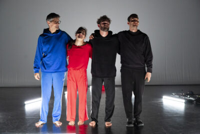 debout et se tenant par les épaules les uns les autres, la distribution du spectacle salue le public en souriant - Agrandir l'image 10 sur 10, fenêtre modale