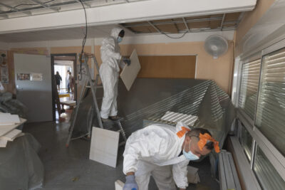 Des ouvriers travaillent à remplacer des faux plafonds dans une pièce - Agrandir l'image 1 sur 2, fenêtre modale