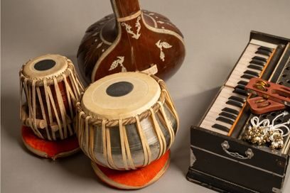 plan rapporché sur des instruments à percussions traditionnels, bongos, cithare, clavier... - Agrandir l'image, fenêtre modale
