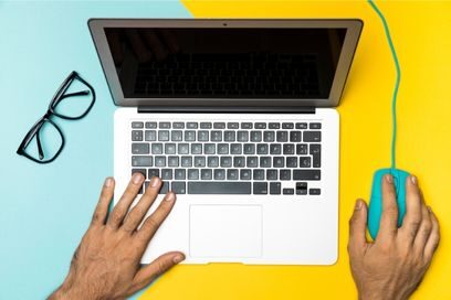 illustration colorée aux couleurs tonique jaune citron et bleu ciel figurant des mains d'homme sur le clavier et la souris d'un ordinateur posé sur un bureau - Agrandir l'image, fenêtre modale