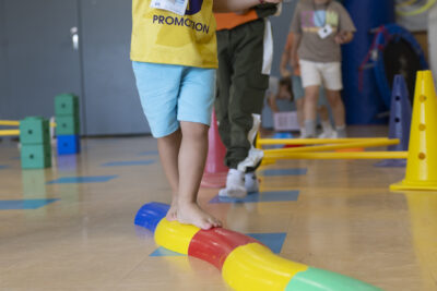 Photo d'un enfant qui marche sur une forme façon serpent au sol et essaie de garder l'équilibre - Agrandir l'image 3 sur 15, fenêtre modale