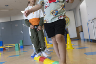 Photo d'un enfant qui marche sur une forme façon serpent au sol et essaie de garder l'équilibre - Agrandir l'image 4 sur 15, fenêtre modale