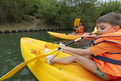Photo d'une jeune garçon qui rame sur son kayak - Agrandir l'image 5 sur 16, fenêtre modale