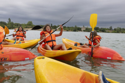 Photo de plusieurs enfants sur leur kayak qui rament et semblent s'amuser - Agrandir l'image 6 sur 16, fenêtre modale