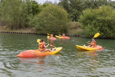 Photo de plusieurs enfants sur leur kayak dans le lac - Agrandir l'image 10 sur 16, fenêtre modale