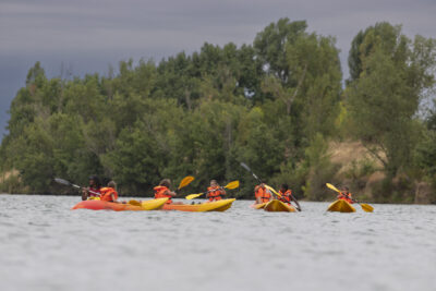 Photo de plusieurs enfants avec un animateur sur le lac dans leurs kayaks - Agrandir l'image 11 sur 16, fenêtre modale