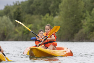 Photo d'une jeune fille concentrée à ramer sur son kayak - Agrandir l'image 15 sur 16, fenêtre modale