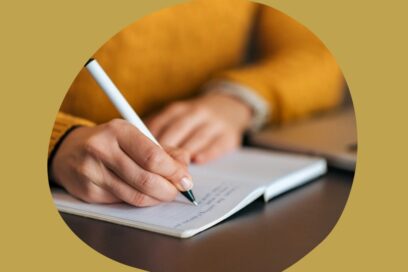 vignette photo sous forme de bulle insérée dans un fond couleur jaune moutarde dans laquelle on voit les mains d'une écolière en pull over jaune safran écrire soigneusement au stylo dans un cahier posé à plat sur son pupitre en bois - Agrandir l'image, fenêtre modale
