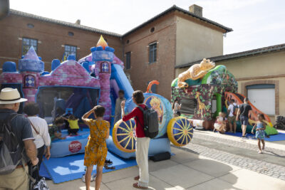 Photo de jeux gonflables géants sur le parvis de la Mairie, des parents et enfants - Agrandir l'image 4 sur 22, fenêtre modale