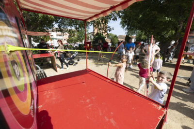 Photo paysage de deux enfants qui jouent au tir à l'arc dans un parc - Agrandir l'image 5 sur 22, fenêtre modale