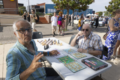 Photo de deux hommes qui jouent au scrabble sur une table - Agrandir l'image 8 sur 22, fenêtre modale