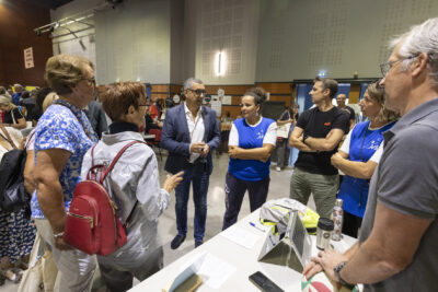 photo du maire et des élus avec des bénévoles à l'intérieur du Phare, en train d'échanger - Agrandir l'image 21 sur 68, fenêtre modale