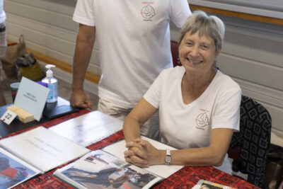 photo du stand de l'association shen Jiao shiatsu, un homme et une femme derrière sourient à l'objectif - Agrandir l'image 38 sur 68, fenêtre modale