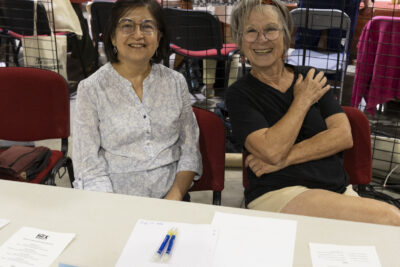 photo du stand de taï chi, deux femmes sourient à l'objectif, assises - Agrandir l'image 53 sur 68, fenêtre modale