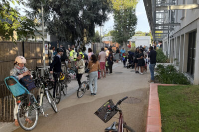 Photo portrait d'une allée piétonne dans laquelle de nombreux parents sont présents, parfois accompagnés de leurs enfants - Agrandir l'image 10 sur 80, fenêtre modale