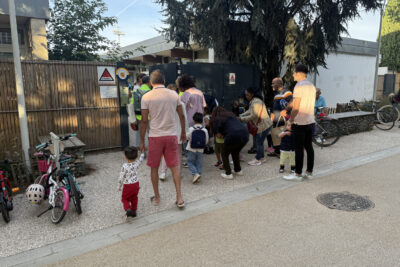 Photo de parents qui accompagnent leurs enfants en bas âge à l'intérieur de l'école - Agrandir l'image 11 sur 80, fenêtre modale