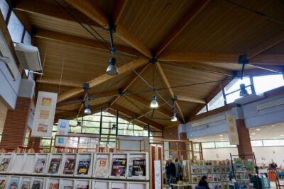 photo d'un plafond en bois, vaste et haut, avec des luminaires ronds allumés - Agrandir l'image 1 sur 2, fenêtre modale