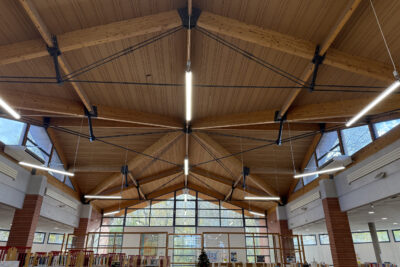 photo d'un plafond en bois, vaste et haut, avec des luminaires néon allumés - Agrandir l'image 2 sur 2, fenêtre modale