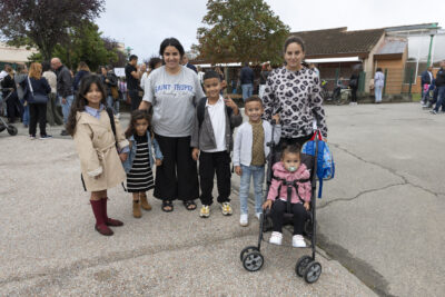 deux femmes et cinq enfants sourient à l'objectif, un bébé dans la poussette - Agrandir l'image 49 sur 80, fenêtre modale