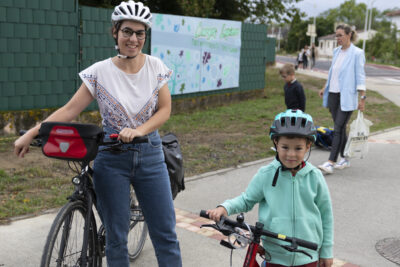 une femme et son fils, debout à côté de leur vélo, sourient à l'objectif - Agrandir l'image 55 sur 80, fenêtre modale