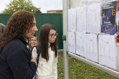 deux jeunes filles regardent le tableau des classes avec concentration - Agrandir l'image 41 sur 80, fenêtre modale