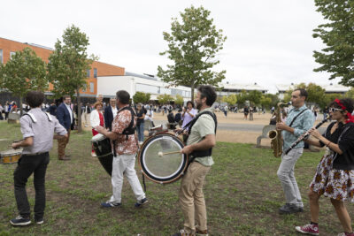 photo d'un groupe qui joue sur la verdure dehors dans la cour - Agrandir l'image 60 sur 80, fenêtre modale