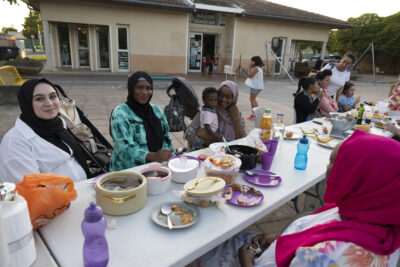 Photo de plusieurs femmes assises avec des poussettes, qui sourient à l'objectif et ont fini leur repas - Agrandir l'image 9 sur 16, fenêtre modale