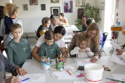 Photo de femmes et enfants assis à une table, en train de dessiner - Agrandir l'image 20 sur 21, fenêtre modale