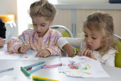 Photo de deux petites filles en train de faire du dessin sur une table, elles sont concentrées - Agrandir l'image 21 sur 21, fenêtre modale