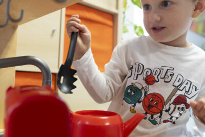 Photo d'un petit garçon qui joue à une fausse cuisine - Agrandir l'image 16 sur 21, fenêtre modale