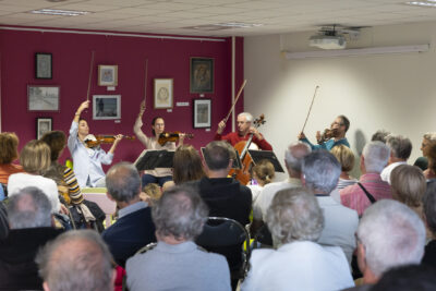 photo du concert des quatre musiciens vue depuis le public - Agrandir l'image 6 sur 21, fenêtre modale