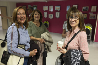 Photo de trois femmes qui discutent et sourient à l'objectif - Agrandir l'image 7 sur 21, fenêtre modale