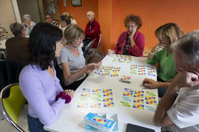 photo d'un groupe de 5 personnes assises à table en train de jouer à Skyjo - Agrandir l'image 5 sur 21, fenêtre modale
