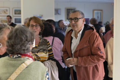 photo du Maire qui discute avec deux femmes dans la salle de la maison de quartier - Agrandir l'image 3 sur 21, fenêtre modale